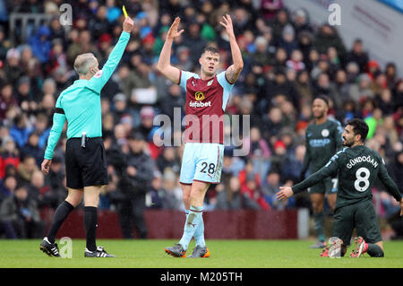 Burnley's Kevin lungo reagisce dopo essere stato mostrato un cartellino giallo da arbitro Martin Atkinson per una sfida su Manchester City's Ilkay Gundogan (a destra) durante il match di Premier League a Turf Moor, Burnley. Foto Stock