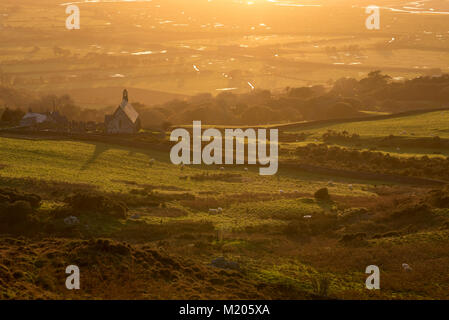 St Tecwyn la chiesa immerso nella luce del sole dorato. Vista dell'estuario Dwyryd vicino a Harlech nel Galles del Nord. Foto Stock