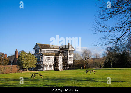 Little Moreton Hall, in bianco e nero graticcio Tudor manor house vicino a Congleton nel Cheshire, costruito nel Cinquecento, ora di proprietà del National Trust Foto Stock