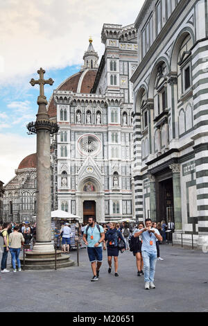 Firenze, Italia - 16 settembre 2017: la folla di turisti intorno alla cattedrale di Santa Maria del Fiore a Firenze; la capitale del re italiano Foto Stock