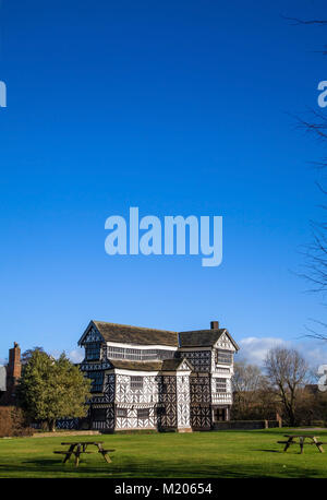 Little Moreton Hall, in bianco e nero graticcio Tudor manor house vicino a Congleton nel Cheshire, costruito nel Cinquecento, ora di proprietà del National Trust Foto Stock