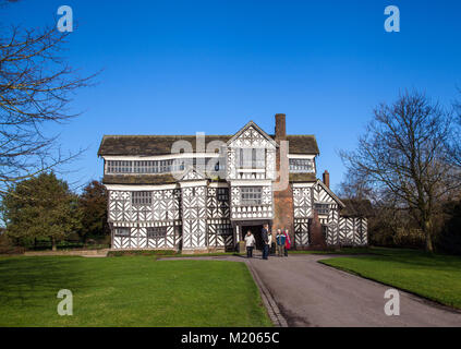 Little Moreton Hall, in bianco e nero graticcio Tudor manor house vicino a Congleton nel Cheshire, costruito nel Cinquecento, ora di proprietà del National Trust Foto Stock