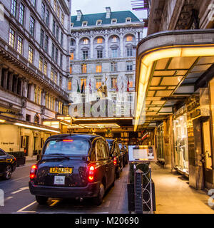 Taxi e Menu board fuori il Savoy Hotel sullo Strand, Londra UK Foto Stock