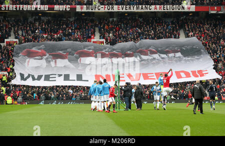 Un banner nelle gabbie per il sessantesimo anniversario del Monaco di Baviera disastro aereo in anticipo della Premier League a Old Trafford, Manchester. Foto Stock