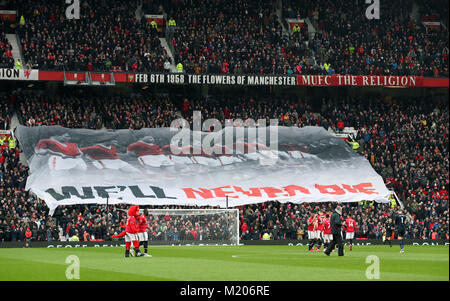 Un banner nelle gabbie per il sessantesimo anniversario del Monaco di Baviera disastro aereo in anticipo della Premier League a Old Trafford, Manchester. Foto Stock