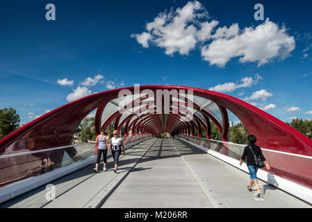 Passeggini a ponte di pace, pedonale ponte sopra il Fiume Bow vicino al centro cittadino di Calgary, Alberta, Canada Foto Stock