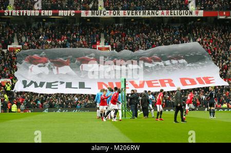 Un banner nelle gabbie per il sessantesimo anniversario del Monaco di Baviera disastro aereo in anticipo della Premier League a Old Trafford, Manchester. Foto Stock