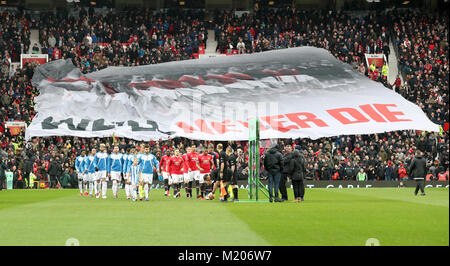 Un banner nelle gabbie per il sessantesimo anniversario del Monaco di Baviera disastro aereo in anticipo della Premier League a Old Trafford, Manchester. Foto Stock