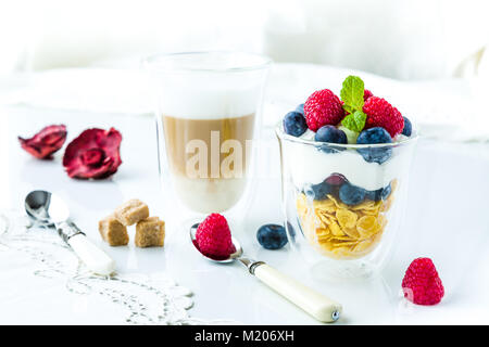 Sana colazione piena di vitamine e probiotici. Yogurt, cereali e frutta. Foto Stock