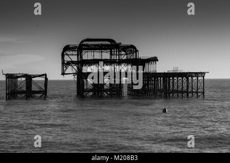 La spiaggia di Brighton il tramonto e i360 Foto Stock
