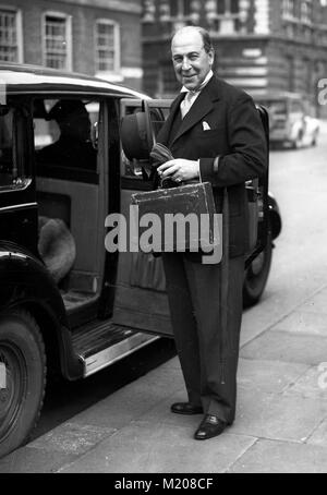 Sir John Anderson, il Cancelliere dello Scacchiere, bilancio giorno Londra, 25 aprile 1944. Foto Stock