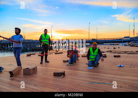 Istanbul, Turchia - 19 Maggio 2017: i lavoratori che lavorano per Halic pedonale percorso a piedi durante il tramonto Foto Stock