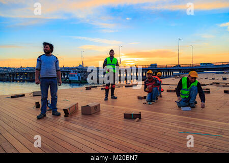 Istanbul, Turchia - 19 Maggio 2017: i lavoratori che lavorano per Halic pedonale percorso a piedi durante il tramonto Foto Stock