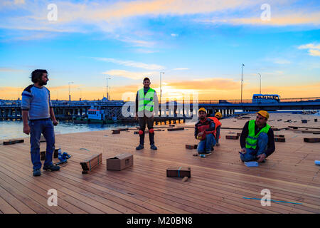 Istanbul, Turchia - 19 Maggio 2017: i lavoratori che lavorano per Halic pedonale percorso a piedi durante il tramonto Foto Stock