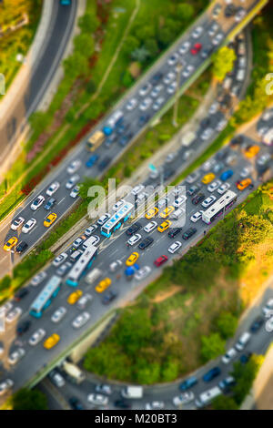 Vista su Istanbul dall'aria ci mostra il traffico con tilt shift effetto Foto Stock