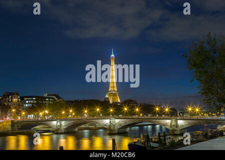 Vista Torre Eiffel da Les Invalides durante la notte nuvoloso, lunga immagine di esposizione Foto Stock