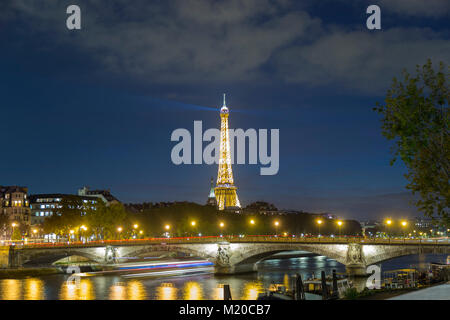Vista Torre Eiffel da Les Invalides durante la notte nuvoloso, lunga immagine di esposizione Foto Stock