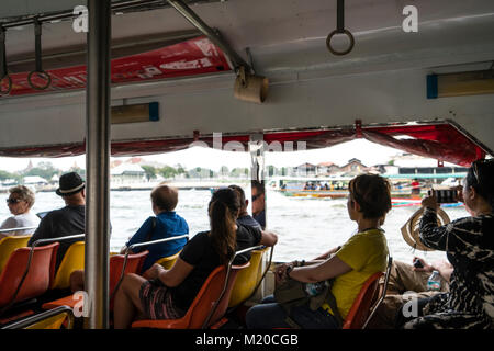 Imbarcazione per il trasporto di persone sul Mae Nam Chao Phraya a Bangkok, in Thailandia Foto Stock