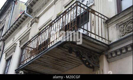 Goccia acqua dal vecchio balcone. Lunedì, Piotrkowska Lodz, Polonia ,Gennaio 29, 2018. Foto Stock