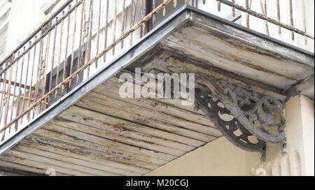 Goccia acqua dal vecchio balcone. Lunedì, Piotrkowska Lodz, Polonia ,Gennaio 29, 2018. Foto Stock