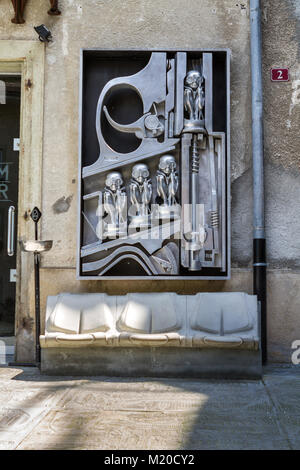 HR Giger nascita macchina statua che si trova nella parte anteriore del Giger museo nel castello medievale villaggio svizzero Gruyeres, Svizzera, Europa Foto Stock