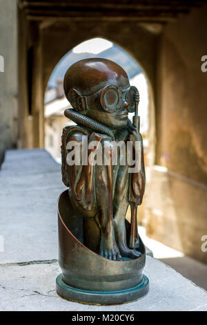 HR Giger nascita macchina statua che si trova nella parte anteriore del Giger museo nel castello medievale villaggio svizzero Gruyeres, Svizzera, Europa Foto Stock