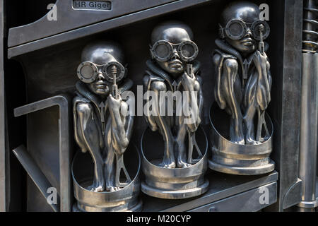 HR Giger nascita macchina statua che si trova nella parte anteriore del Giger museo nel castello medievale villaggio svizzero Gruyeres, Svizzera, Europa Foto Stock