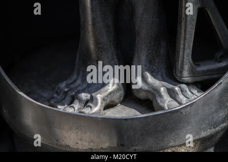 HR Giger nascita macchina statua che si trova nella parte anteriore del Giger museo nel castello medievale villaggio svizzero Gruyeres, Svizzera, Europa Foto Stock