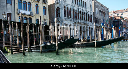 Venezia, Italia - 21 Maggio 2017: stand Gondola nel dock sul Canal Grande a Venezia, Italia. Foto Stock