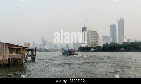 Un traghetto sulla Mae Nam Chao Phraya a Bangkok, in Thailandia Foto Stock