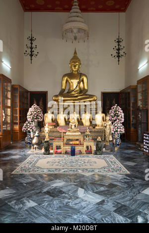 Golden Statue di Buddha in Wat Pho tempio ion Bangkok, Thailandia Foto Stock