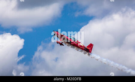 Jacquie Baby stunt piano al 2017 in Airshow Duluth, Minnesota, Stati Uniti d'America. Foto Stock