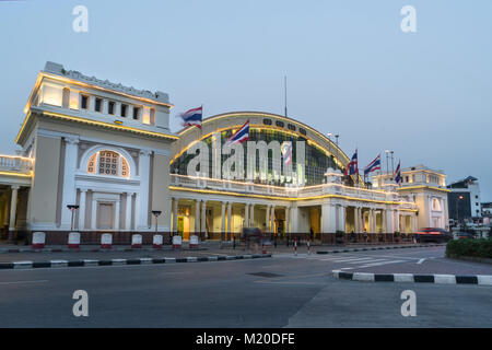 Una veduta della facciata di Hualampong stazione ferroviaria a Bangkok a Bangkok, in Thailandia Foto Stock