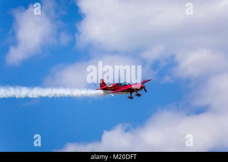 Jacquie Baby stunt piano al 2017 in Airshow Duluth, Minnesota, Stati Uniti d'America. Foto Stock