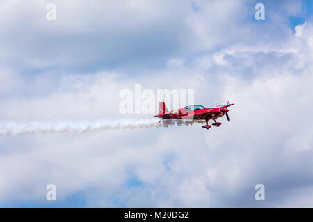 Jacquie Baby stunt piano al 2017 in Airshow Duluth, Minnesota, Stati Uniti d'America. Foto Stock