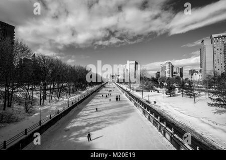 OTTAWA, ONTARIO / CANADA - 28 gennaio 2018: persone pattinaggio nel centro cittadino di Ottawa. Foto Stock