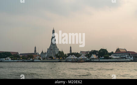 Lo skyline sulla Mae Nam Chao Phraya a Bangkok, in Thailandia Foto Stock