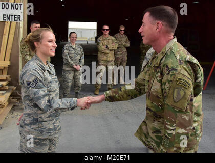 Il personale Sgt. Hayley Hall, 386Expeditionary disponibilità logistica squadrone di previsione del capo, sottufficiale in carica, scuote le mani con il comando Sgt. Il Mag. William Thetford, U.S. Comando centrale il senior leader arruolato, 23 gennaio, 2018 mentre lei riceve la sua sfida moneta in una località segreta in Asia sud-ovest. (U.S. Air Force Foto Stock