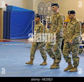 1 Sgt. Johanna Y. Castro (sinistra), in uscita arruolati senior leader della sede e Sede Società, XIX Expeditionary Supporto comando, e un nativo di San Pedro de Macoris, Repubblica Dominicana, marche a fianco Capt. Michael C. RE (centro), comandante di HHC, XIX, ESC e un nativo di Mount Vernon, Ohio e Sgt. Cristian G. Solano (a destra), l'arrivo di soldati senior leader di HHC, XIX, ESC e un nativo di Loja, Ecuador, durante un cambio di responsabilità cerimonia, gen. 30 presso il Kelly Centro Fitness, Camp Walker, Daegu. Corea. Foto Stock