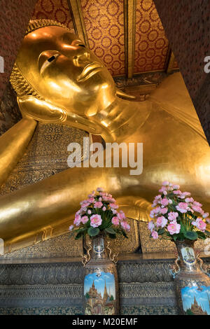 Il Buddha reclinato Wat Pho tempio a Bangkok, in Thailandia Foto Stock