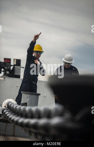 Oceano Pacifico (GEN. 30, 2018) di Boatswain mate 1. Classe Mike Pickle segnali al brakemen durante un ancoraggio prova di caduta a bordo del San Antonio-classe di trasporto anfibio dock USS ancoraggio (LPD) 23, 30 genn. Ancoraggio è in corso condurre prove preliminari per la scheda di ispezione e di indagine (INSURV). (U.S. Navy Foto Stock