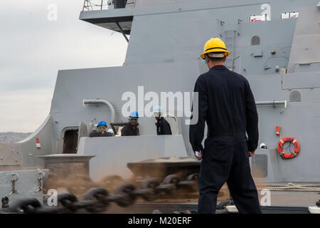 Oceano Pacifico (GEN. 30, 2018) di Boatswain mate 1. Classe Mike Pickle supervisiona la brakemen durante un ancoraggio prova di caduta a bordo del San Antonio-classe di trasporto anfibio dock USS ancoraggio (LPD) 23, 30 genn. Ancoraggio è in corso condurre prove preliminari per la scheda di ispezione e di indagine (INSURV). (U.S. Navy Foto Stock