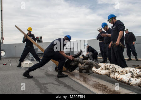 Oceano Pacifico (GEN. 30, 2018) i marinai a bordo del San Antonio-classe di trasporto anfibio dock USS ancoraggio LPD (23), fissano il lato a tribordo catena di ancoraggio dopo un ancoraggio prova di caduta, 30 genn. Ancoraggio è in corso condurre prove preliminari per la scheda di ispezione e di indagine (INSURV). (U.S. Navy Foto Stock