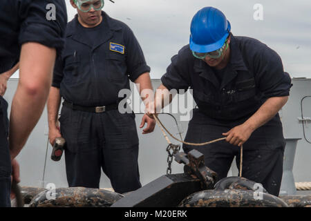 Oceano Pacifico (GEN. 30, 2018) Boatswain compagno del marinaio Ryan Rhodes fissa il lato a tribordo catena di ancoraggio dopo un ancoraggio prova di caduta a bordo del San Antonio-classe di trasporto anfibio dock USS ancoraggio (LPD) 23, 30 genn. Ancoraggio è in corso condurre prove preliminari per la scheda di ispezione e di indagine (INSURV). (U.S. Navy Foto Stock