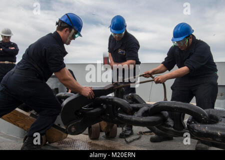 Oceano Pacifico (GEN. 30, 2018) i marinai a bordo del San Antonio-classe di trasporto anfibio dock USS ancoraggio LPD (23), fissano il lato a tribordo catena di ancoraggio dopo un ancoraggio prova di caduta, 30 genn. Ancoraggio è in corso condurre prove preliminari per la scheda di ispezione e di indagine (INSURV). (U.S. Navy Foto Stock