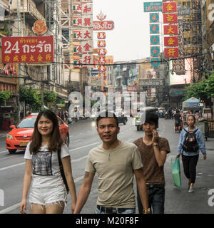 La gente a piedi sulla strada di Chinatown a Bangkok, in Thailandia Foto Stock