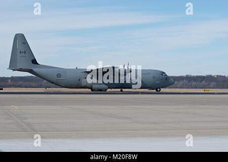 Un Royal Canadian Air Force CC-130J aereo taxi a Rosecrans Memorial, Aeroporto San Giuseppe, Mo. Febbraio 1, 2018 dopo un corso di formazione per il volo per il Trattato sui cieli aperti. Il personale proveniente dagli Stati Uniti, Canada, Regno Unito, la Francia e la Repubblica ceca hanno partecipato al volo destinato a promuovere la cooperazione internazionale e la trasparenza. (U.S. Air National Guard photo/Tech. Sgt. John Hillier) Foto Stock