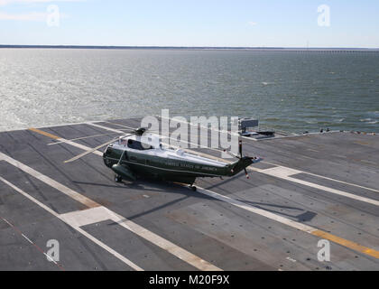 NEWPORT NEWS, Va. (2 marzo 2017) - Presidente Trump si diparte unità Pre-Commissioning Gerald Ford (CVN 78) su Marina Uno. Trump ha visitato il 2 marzo per soddisfare con i marinai e i costruttori navali della marina del primo-in-class portaerei durante un tutte le mani con la chiamata all'interno della nave di hangar bay. (U.S. Foto di Marina di Massa lo specialista di comunicazione di terza classe Elizabeth Thompson) Foto Stock