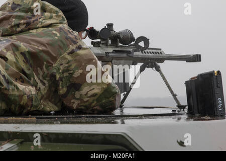 Pvt. Jagger Onstott, un cecchino assegnato alla sede centrale e sede' truppa sniper sezione, 3° Stormo, 2° reggimento di cavalleria, i colleghi attraverso la portata di un Barrett .50 fucile calibro in un campo vicino al Bemowo Piskie Area Formazione, Polonia, Febbraio 2, 2018. Onstott, a Dallas, Texas, nativo, è una parte dell'esclusiva, multinazionale battle group, composta di Stati Uniti, Regno Unito, croato e soldati rumeni servire con il polacco della XV Brigata meccanizzata come una forza di dissuasione nel nord-est della Polonia a sostegno della NATO in avanti rafforzata presenza. (U.S. Esercito foto di Spc. Andrew McNeil / 22nd pubblico Mobile affa Foto Stock