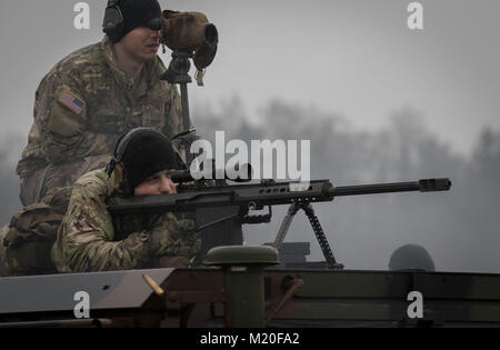 Sgt. Conrado Hoyos macchie e assiste Spc. Logan Boling, Soldati assegnati alla sede centrale e sede' truppa sniper sezione, 3° Stormo, 2° reggimento di cavalleria, come incendi Boling un giro verso il basso gamma con un Barrett .50 fucile calibro in un campo vicino al Bemowo Piskie Area Formazione, Polonia, Febbraio 2, 2018. Questi soldati sono parte dell'esclusiva, multinazionale battle group, composta di Stati Uniti, Regno Unito, croato e soldati rumeni servire con il polacco della XV Brigata meccanizzata come una forza di dissuasione nel nord-est della Polonia a sostegno della NATO in avanti rafforzata presenza. (U.S. Esercito foto di Spc. Andrew Mc Foto Stock